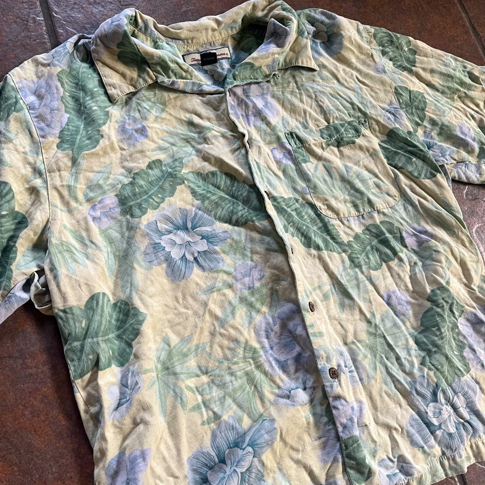 TOMMY BAHAMA Short Sleeve Button Down Shirt Floral Hawaiian- Men’s Large